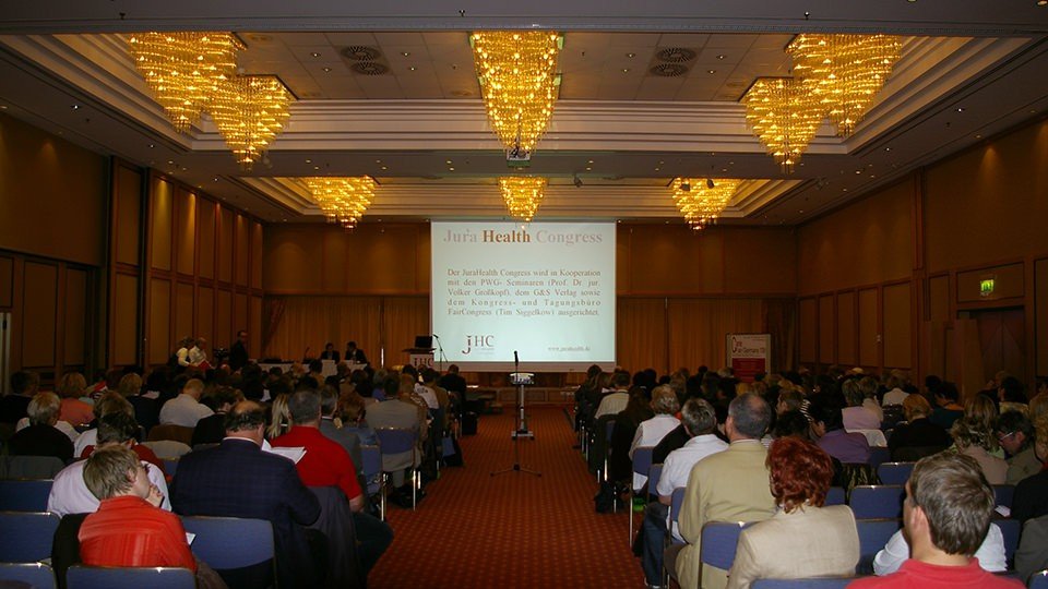 An zwei Tagen fanden bis zu drei parallel verlaufende Vorträge und Workshops statt. Blick in das Plenum der Hauptvortragsserie.