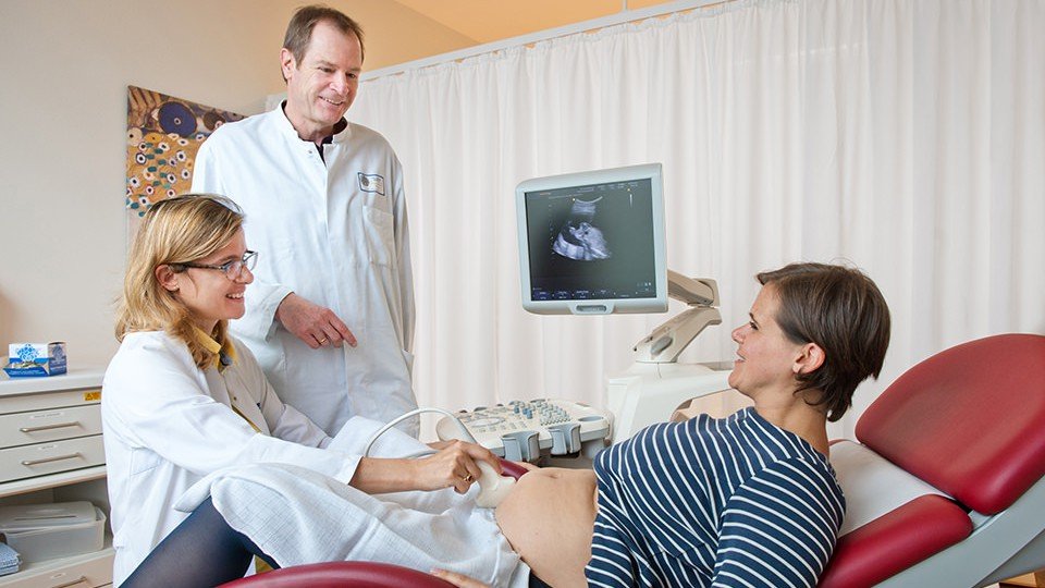 Prof. Dr. Bettina Toth und Prof. Dr. Thomas Strowitzki mit der schwangeren Patientin.