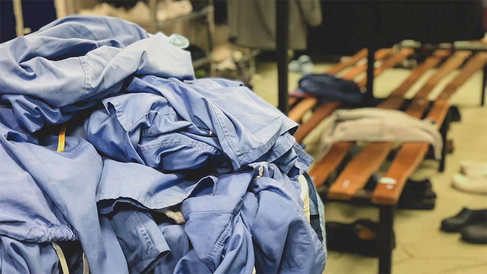 Um Infektionserreger effektiv auf der Arbeitskleidung in Gesundheitsberufen zu bekämpfen, muss die sie professionell aufbereitet und sollte nicht zuhause gewaschen werden.