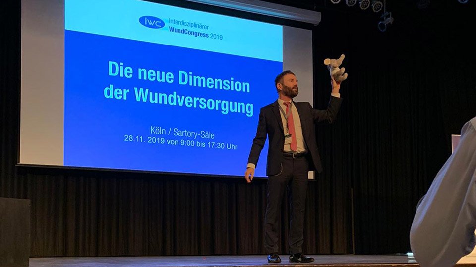 Prof. Dr. Volker Großkopf, Kongresspräsident und Veranstalter des 12. Interdisziplinären WundCongress in Köln, hieß die Teilnehmer des IWC herzlich Wilkommen.