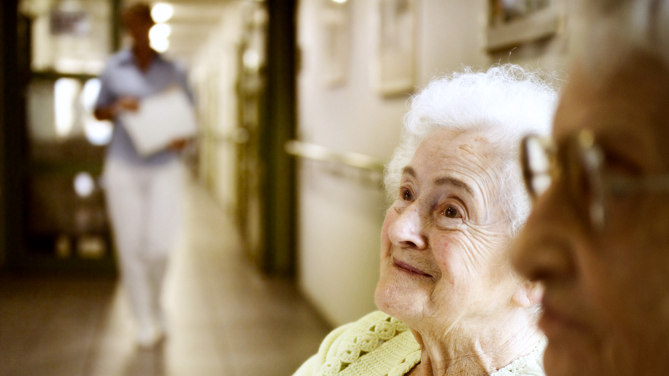 Insbesondere kontaminierte Dienstkleidung in Alten- und Pflegeheimen stellt ein massives gesundheitliches Risiko für Bewohner, Angehörige und Mitarbeiter dar.