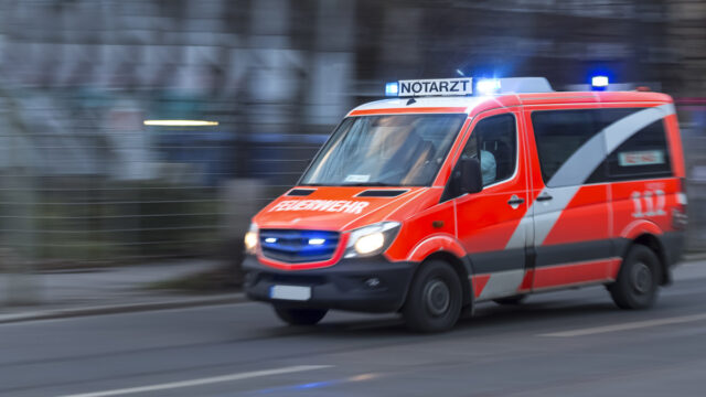 Rettungs­wa­gen baut Unfall auf Kreuzung: Wer ist schuld?