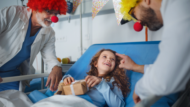 Klinik­clowns helfen (nicht nur) Kindern bei schnel­le­rer Genesung