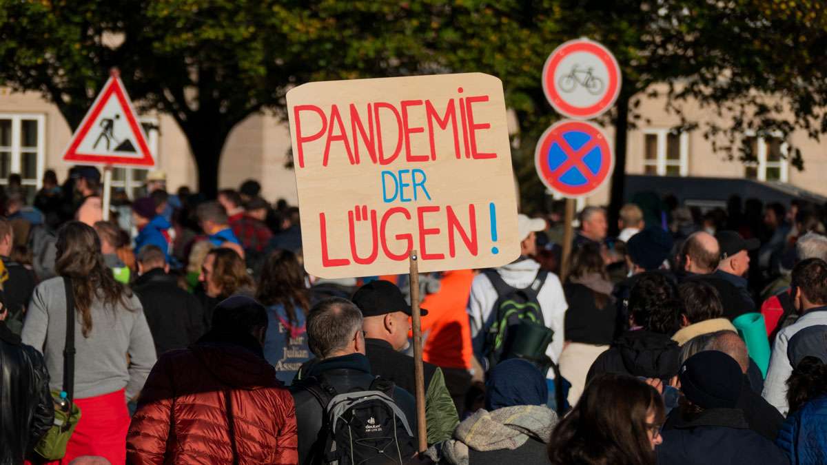 Maskenrichter marschiert auf Demo mit